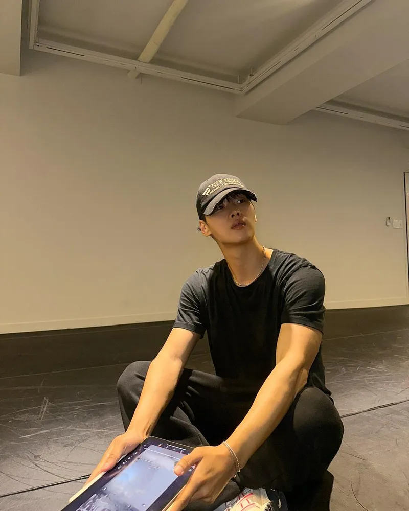 “조용히, 결의로 채운 순간”…차학연, 고요한 준비→긴장감 속 압도 / 그룹 빅스 엔 차학연 인스타그램