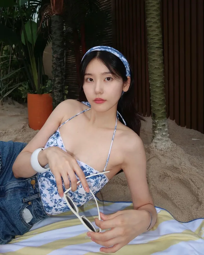 “눈빛은 맑고 여름은 깊어져”…심소영, 블루무드로 휴식→청량한 반전 미소 / 배우 심소영 인스타그램