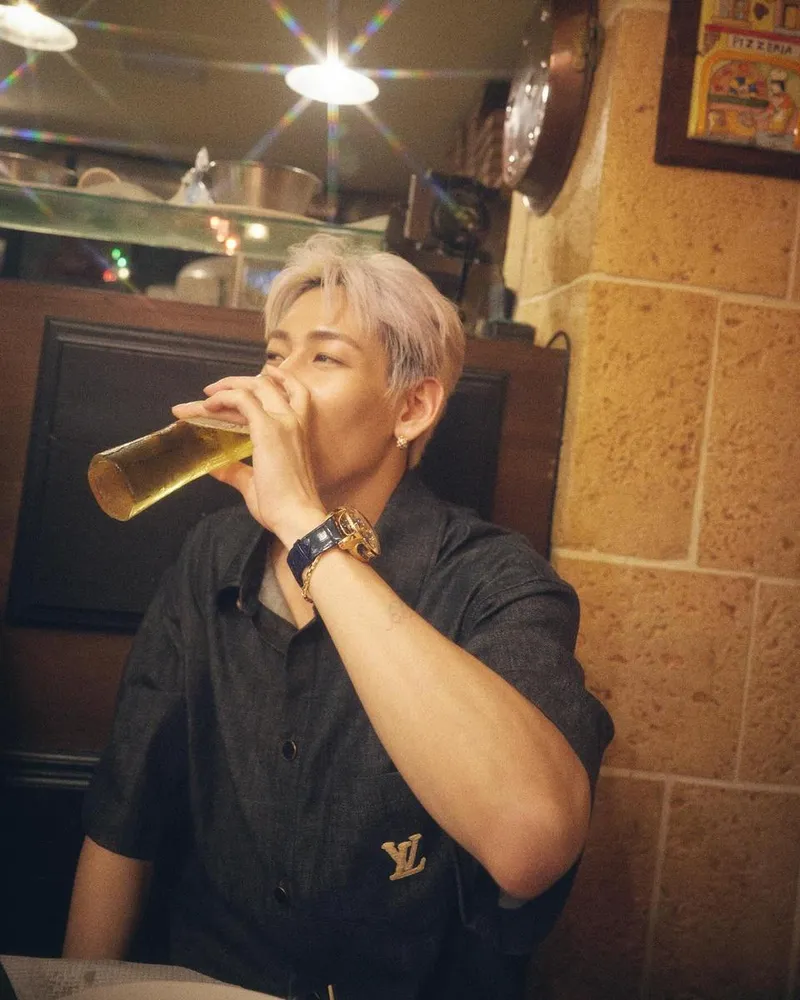 “빛 바랜 여유로움 한 가득”…뱀뱀, 시원한 한 잔→여름밤 프렌치 감성 / 그룹 갓세븐 뱀뱀 인스타그램