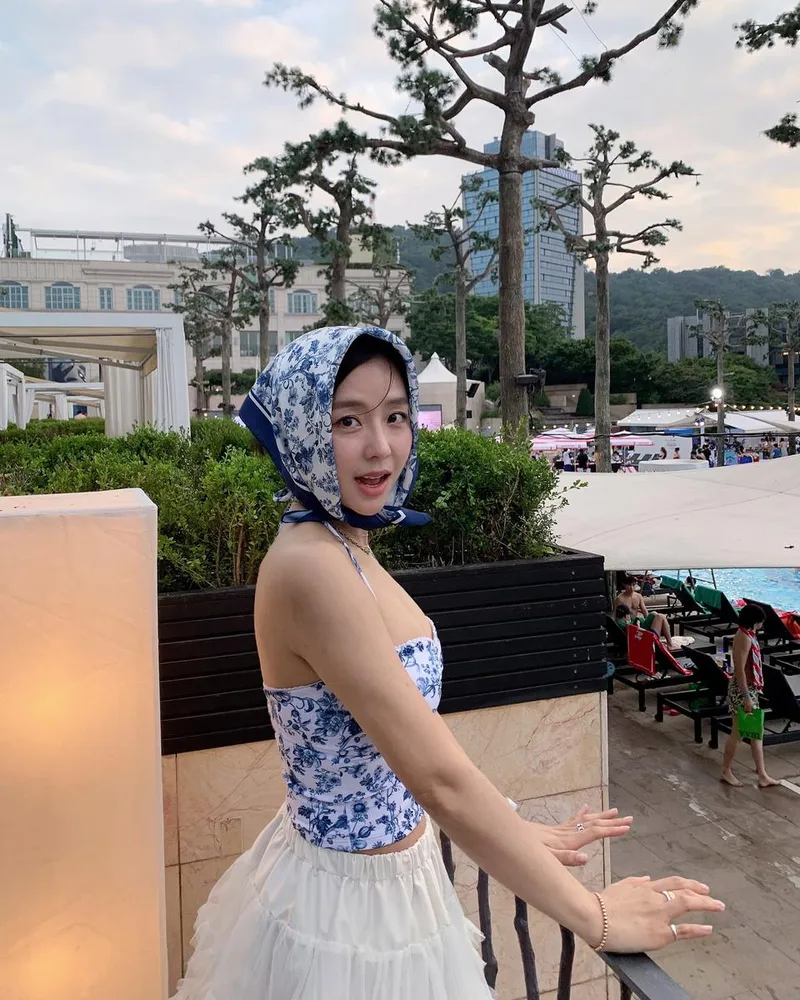 “행복한 여름을 만들어줘서 고마워요”…김예원, 물빛 오후→청초한 서머 무드 / 가수, 배우 김예원 인스타그램