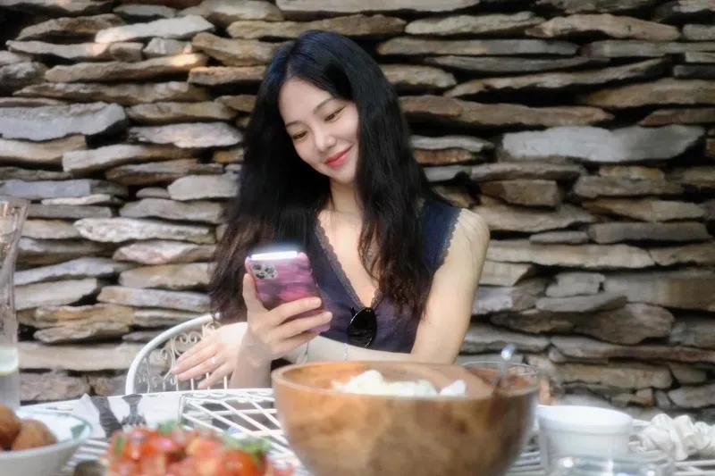 “조용한 미소 속 그리움”…한지은, 여름 오후→감성 충만 근황 / 배우 한지은 인스타그램