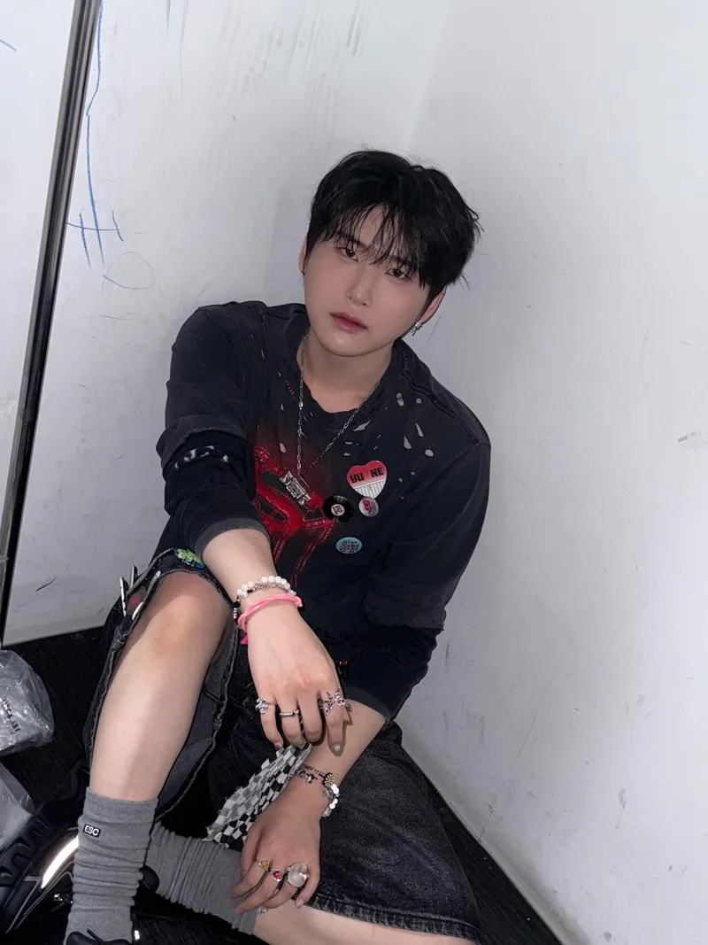 “슈퍼맨 좋아합니다”…우빈, 묘한 눈빛 너머→초여름 감성 폭발 / 그룹 크래비티 우빈 인스타그램