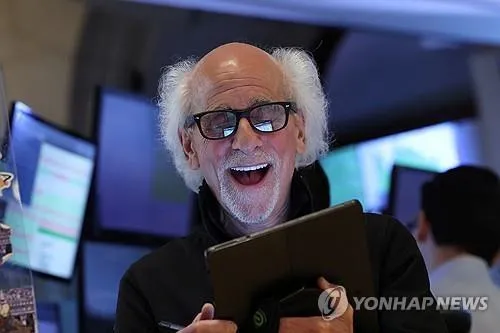 뉴욕증시 3대 지수 동반 강세…다우 1% 상승·S&P500·나스닥 최고치 경신