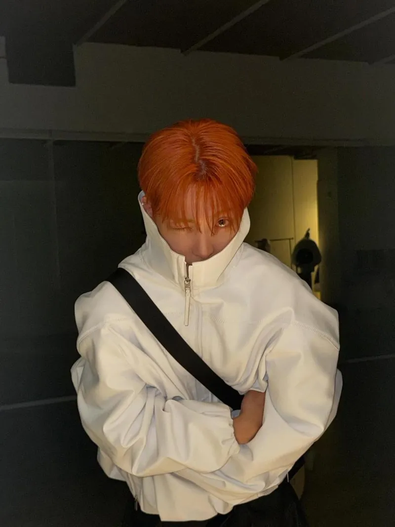 “눈빛에 깃든 은근한 긴장감”…홍중, 흰 재킷 속 존재감→여름밤 시선 압도 / 그룹 에이티즈 홍중 인스타그램