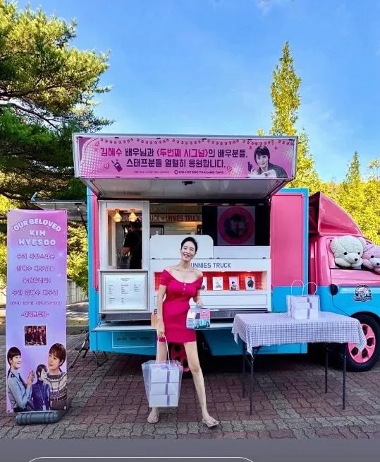 “핑크빛 자신감”…김혜수, ‘두번째 시그널’ 촬영장 커피차 앞 미소→차수현의 새로운 시작
