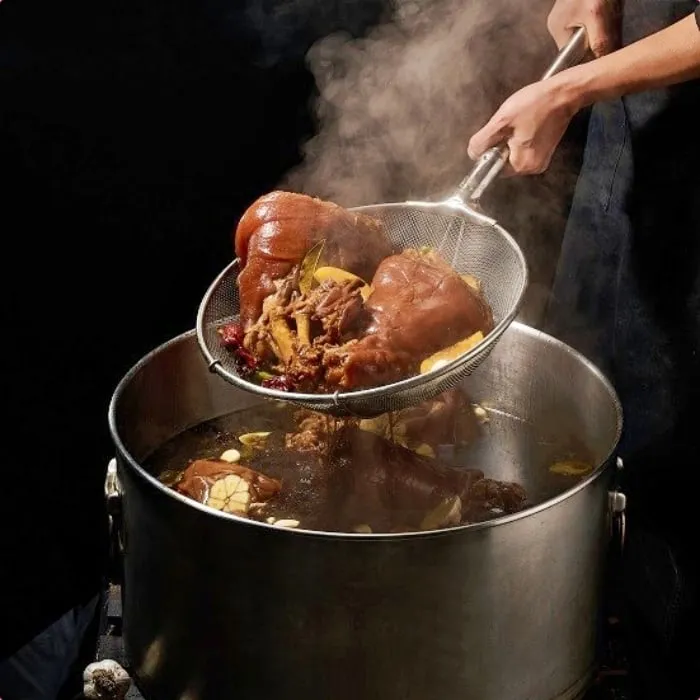 “맛슐랭 가이드 속 족발 신세계”…서울 대치동 한방족발, 이색 풍미로 미각을 사로잡다→진짜 맛집의 향연
