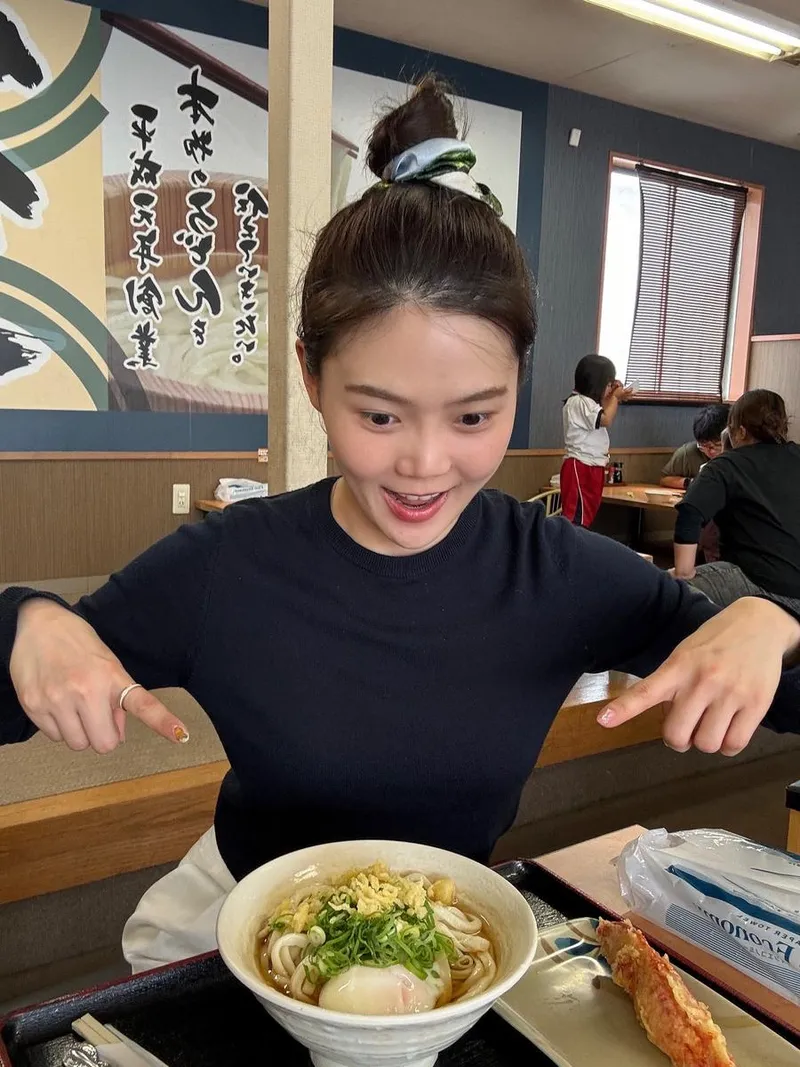 “여름빛 설렘에 물들다”…효정, 밝은 미소로→식당 일상 포착 / 걸그룹 오마이걸 효정 인스타그램