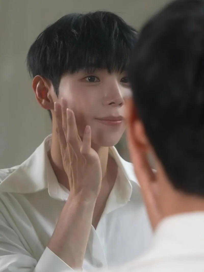 “매일 완벽한 피부를 위해”…현우, 깨끗한 거울 앞→여름 자기 관리의 정석 / 배우 현우 인스타그램