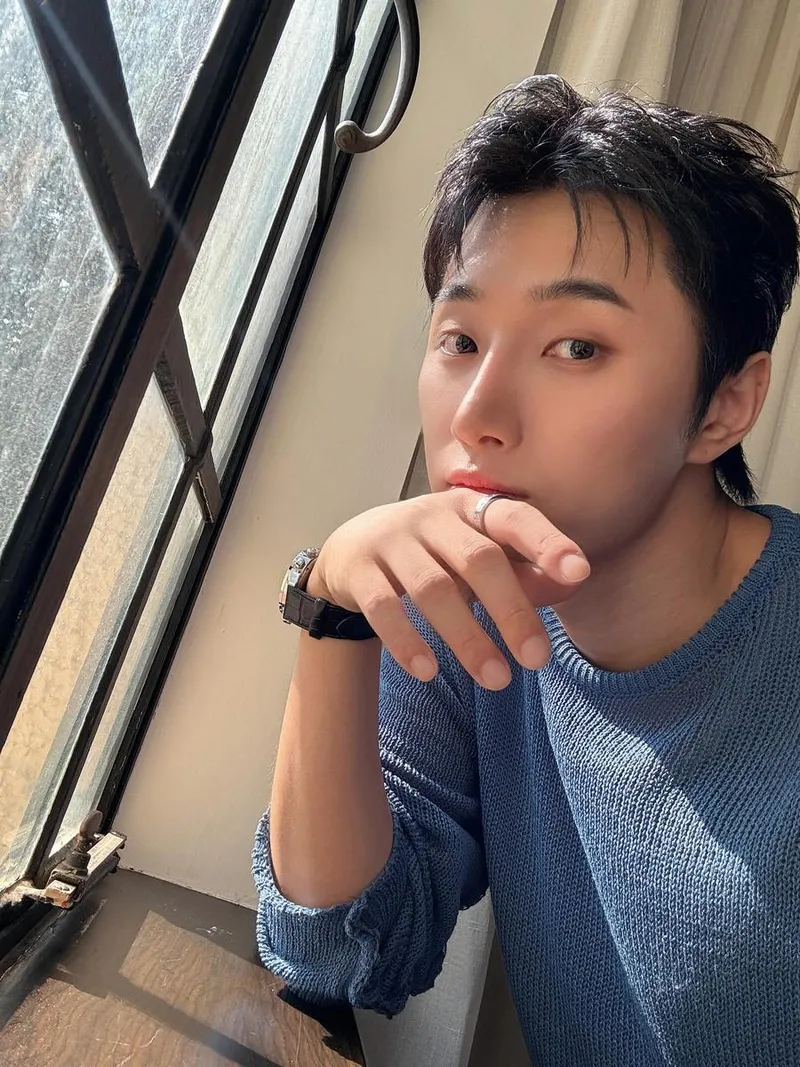 “창가를 스치는 고요한 시선”…김재한, 여름 빛과 마주한 오후→청량 감성 폭발 / 가수, 배우 김재한 인스타그램