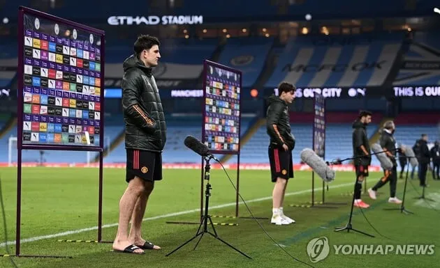 “경기 중 인터뷰 도입”…EPL, 미국식 중계 혁신→팬 경험 확대 / 연합뉴스