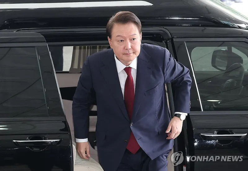 윤석열 전 대통령이 28일 오전 내란특검 조사를 받기 위해 서울고검에 마련된 특검 사무실로 출석하고 있다 / 연합뉴스