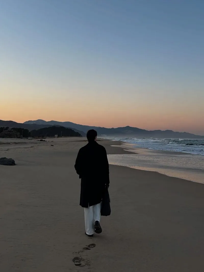 “짧은 인생 묵묵히 걷겠습니다”…이상윤, 겨울 끝자락→평온한 해변 산책 / 하트페어링 출연자 모델 이상윤 인스타그램