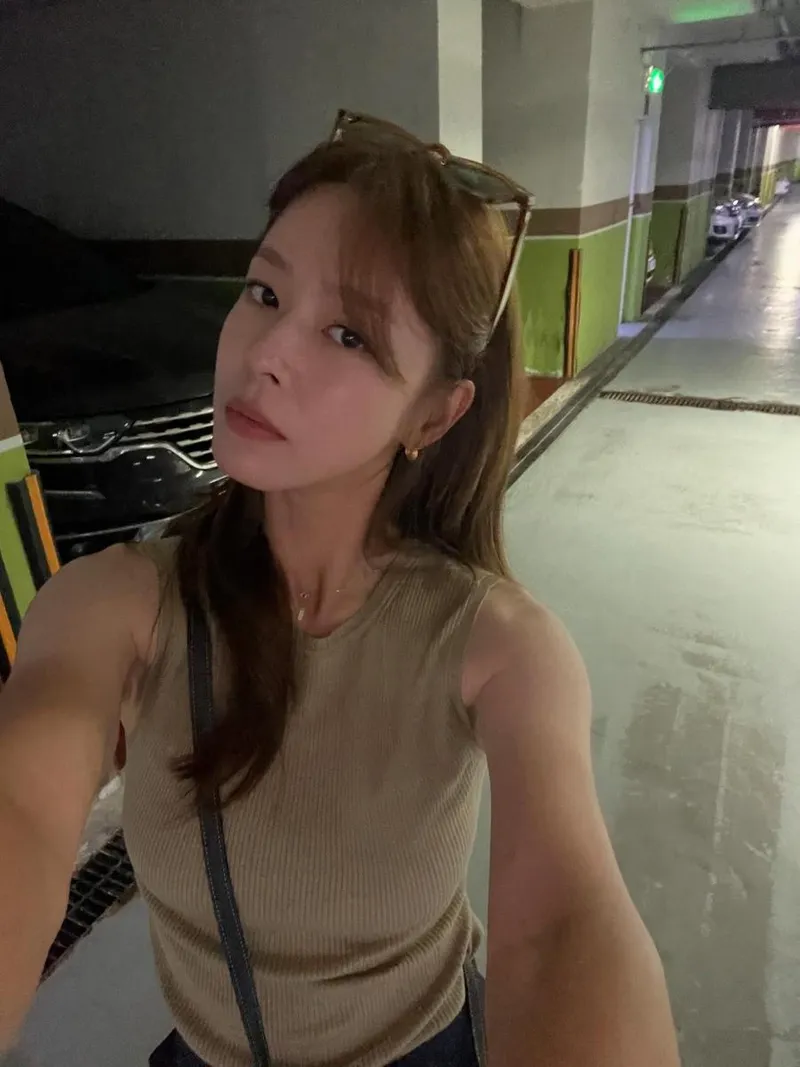 “6월의 순간을 차분히 기록”…경수진, 여름 셀피로 담은 일상→공간 속 고요한 시선 / 배우 경수진 인스타그램