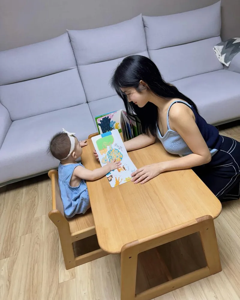“밤나무 책상에 스며든 미소”…한으뜸, 육아 일상→따스함 번진 여름의 오후 / 모델 한으뜸 인스타그램