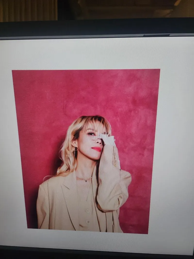 “눈빛 속 그윽한 여운”…소향, 감각적 포즈→여름 분위기 속 압도 / 가수 소향 인스타그램