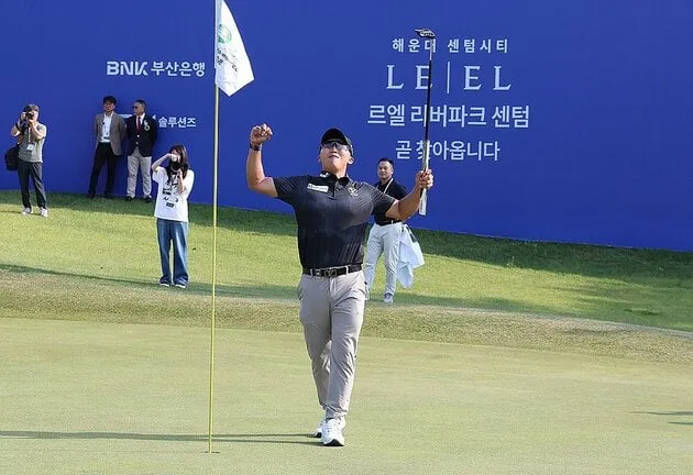“8언더파 맹타”…김홍택, 군산CC오픈 상위권 도약→2승 도전 불씨 / 연합뉴스
