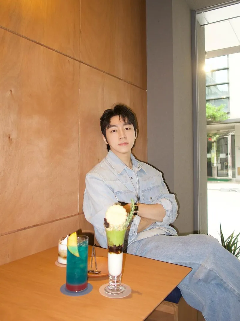 “이 집 커피 잘하네요”…정규민, 여름 오후 여유→크림빛 미소로 인증 / 환승연애2 출연자 정규민 인스타그램
