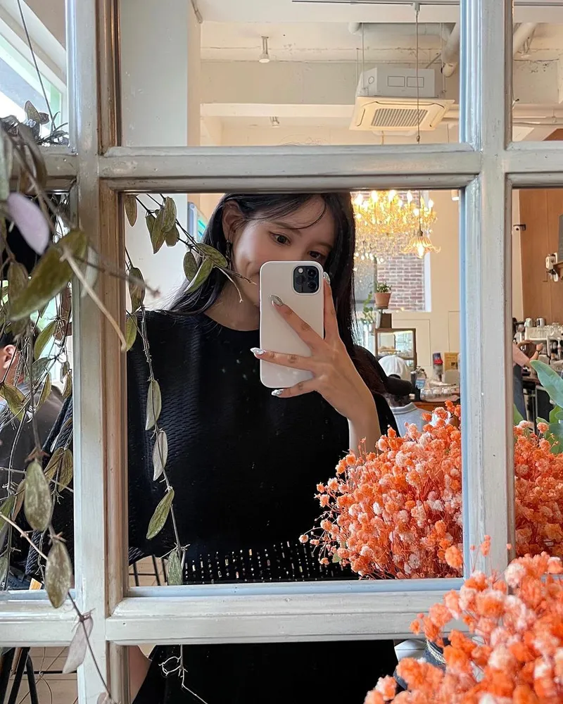 “창 너머로 비친 여름 오후”…큐리, 고요한 분위기→우아한 미소 / 걸그룹 티아라 큐리 인스타그램