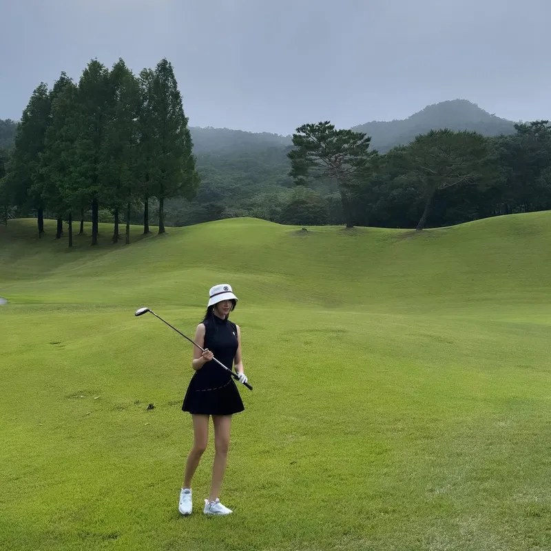 “우리 셋 참 사이 좋다 그치”…천이슬, 여름 필드 위→여유로운 미소 / 배우 천이슬 인스타그램