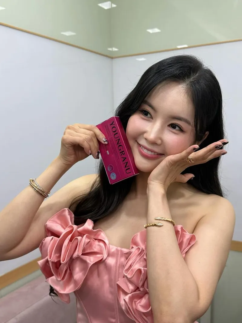 “꽃 단장하고 기다릴게요”…장영란, 설렘 가득 환한 미소→여름 분위기 물씬 / 방송인 장영란 인스타그램
