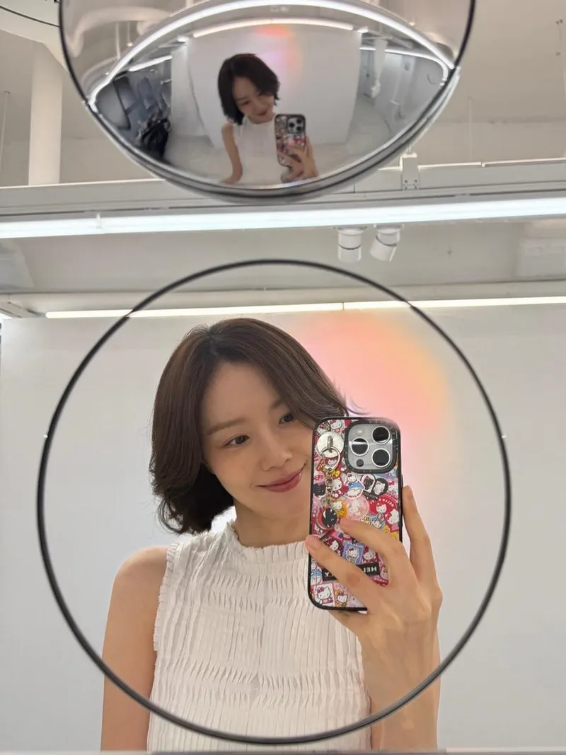 “여러분들 사연을 소개해드릴수있어서 행복했습니다”…문채원, 웃음 닮은 셀카→따스한 여운 / 배우 문채원 인스타그램