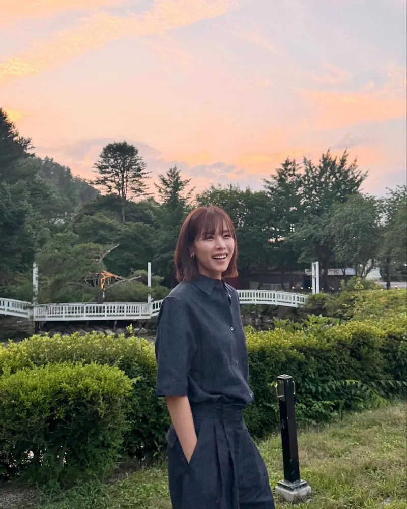 “노을빛에 물든 미소”…조윤희, 산책길 여름 저녁→감성 충만 순간 / 배우 조윤희 인스타그램