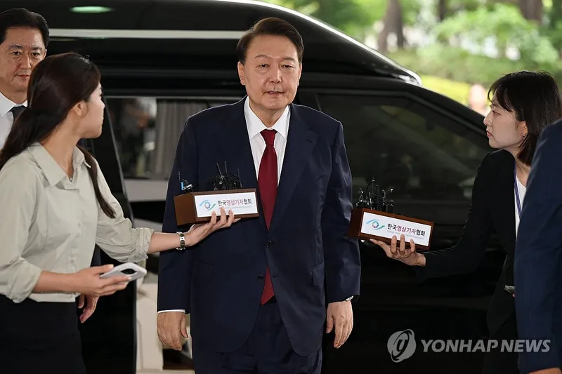 윤석열 전 대통령이 피의자 신분으로 내란특검 조사를 받기 위해 서울고검 청사로 출석하고 있다 / 연합뉴스