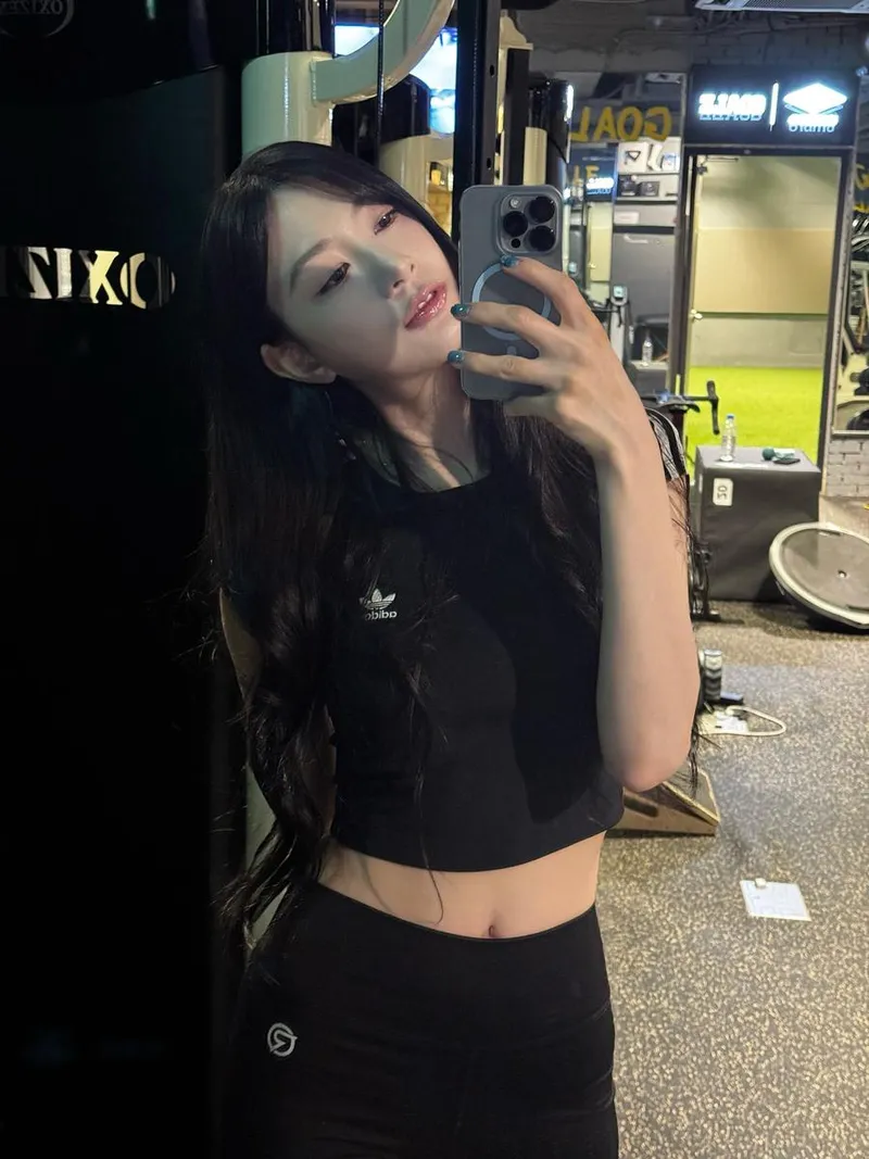 “운동 끝낸 오후”…오하영, 여름빛 건강미→거울 셀카 전율 / 걸그룹 에이핑크 오하영 인스타그램
