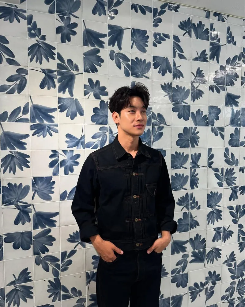 “꾸안꾸의 정석”…이시강, 시크한 오후→데님으로 완성한 여름 / 배우 이시강 인스타그램