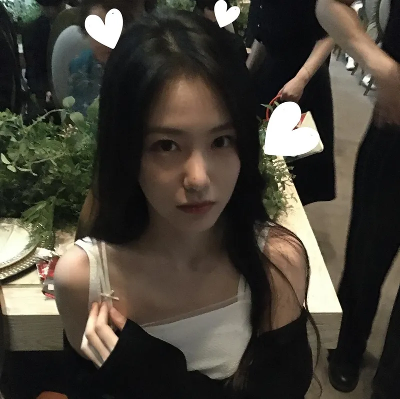 “고요한 시선 머문다”…신예은, 초여름 저녁→청초한 몰입 / 배우 신예은 인스타그램