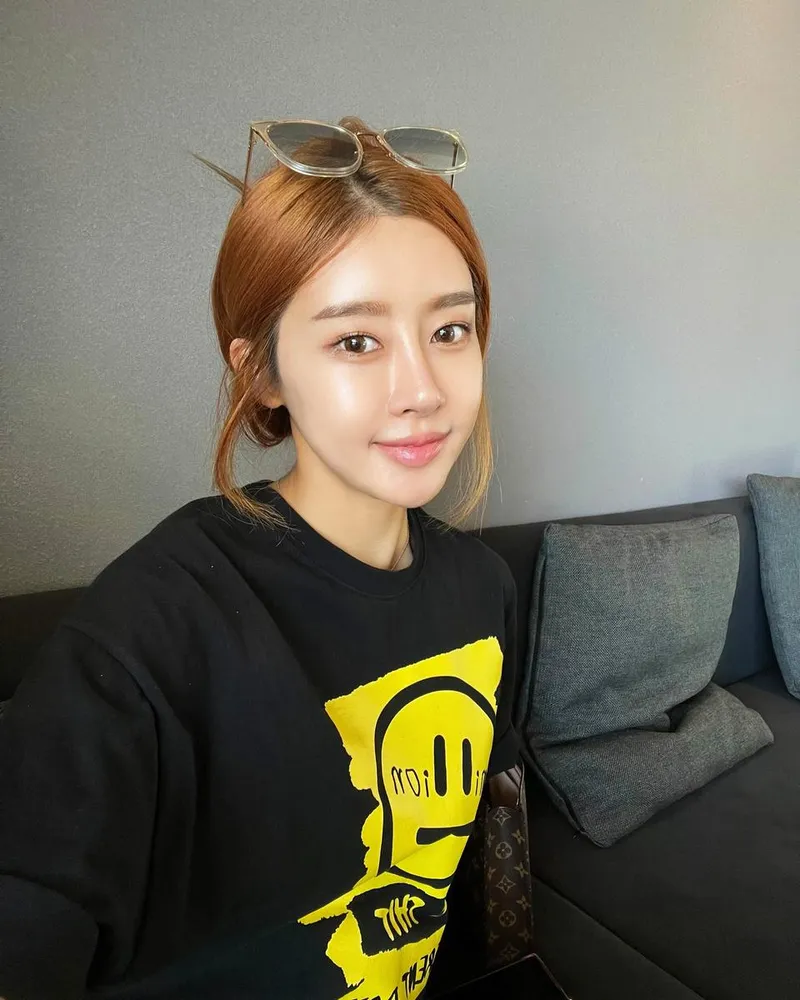 “쌩얼주의보 울려 퍼졌다”…서인아, 담백한 미소→초여름 힐링의 순간 / 가수 서인아 인스타그램
