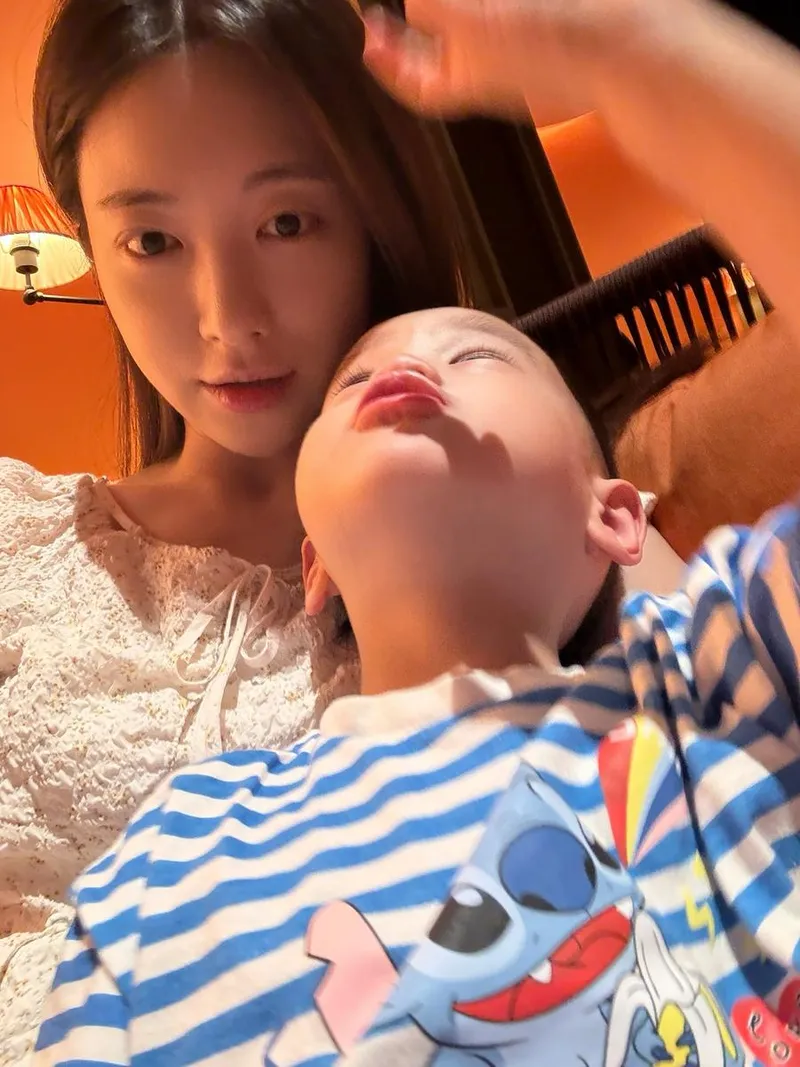 “우리집 아기 오리랑”…유혜주, 포근한 휴식→따스한 교감의 순간 / 인플루언서 유혜주 인스타그램