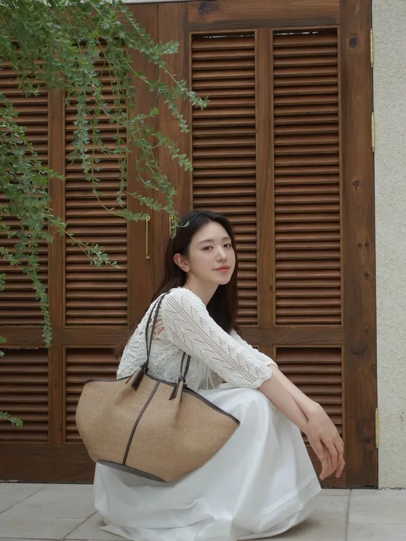 “공간에 녹아드는 여유”…유혜주, 햇살 속 고요함→한여름 감성 포착 / 인플루언서 유혜주 인스타그램
