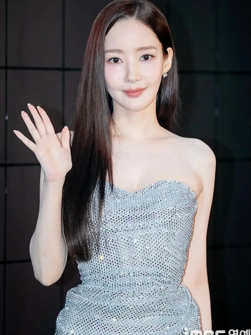 “빛나는 여름밤을 걷다”…박민영, 청아한 미소→아우라 완성 / 배우 박민영 인스타그램