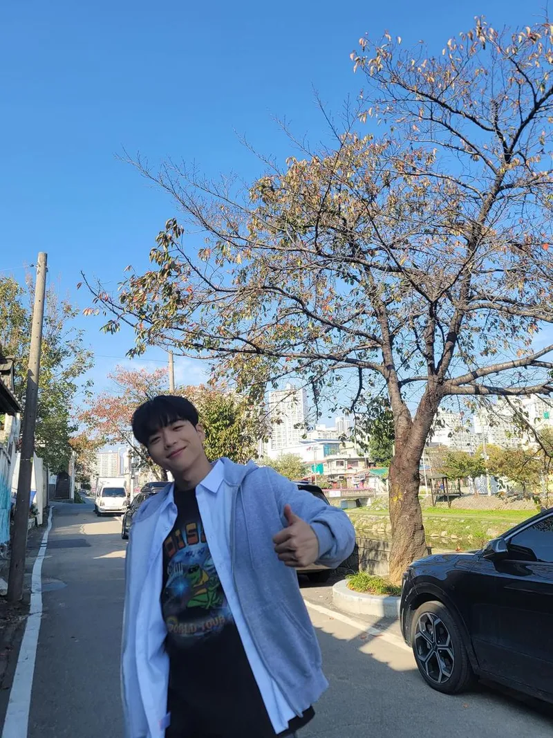 “차지호”…차강윤, 맑은 미소로 완성한 초여름 산책 / 배우 차강윤 인스타그램
