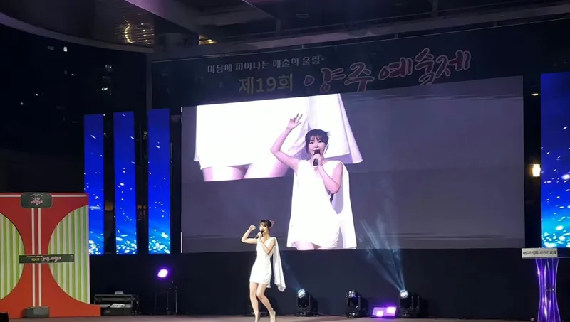 “날이 덥군용 건강 챙기세요”…윤수현, 여름밤 무대→청아한 존재감 / 가수 윤수현 인스타그램