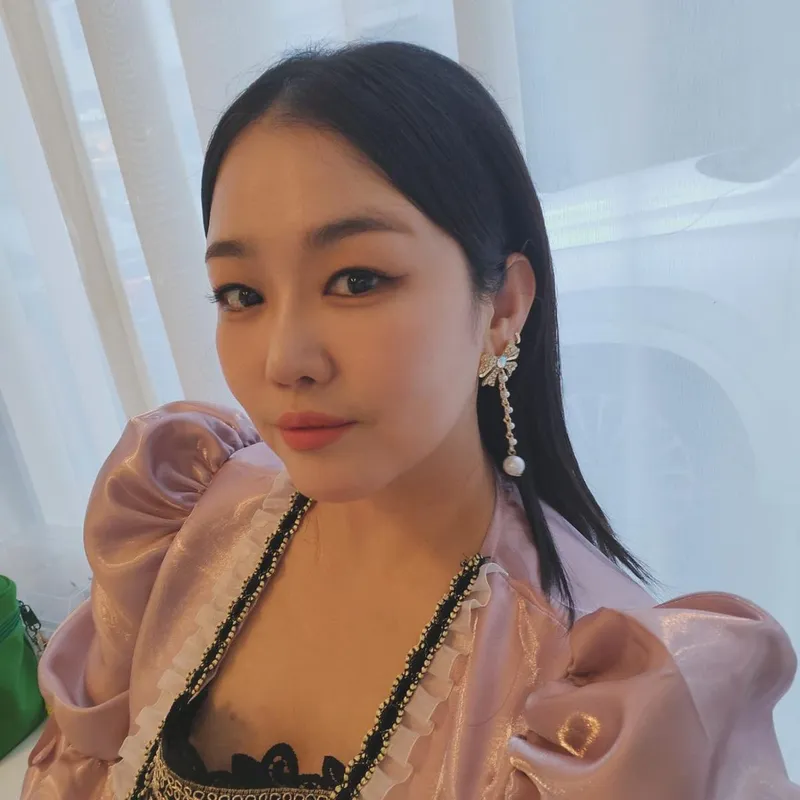 “오늘도, 느릿한 설렘 흐르네”…정미애, 고혹적 자태→여름밤 빛났다 / 가수 정미애 인스타그램