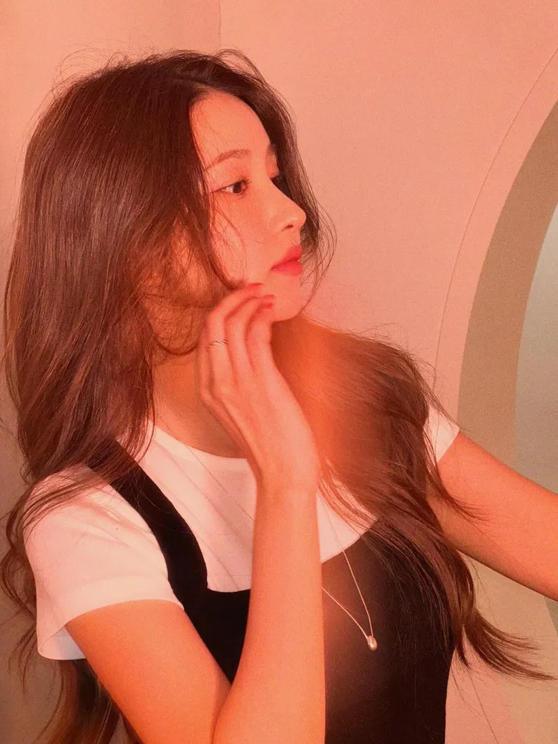 “teach me how to”…소원, 빛결 사이 조용한 물음→여름 황홀감 / 걸그룹 여자친구 소원 인스타그램