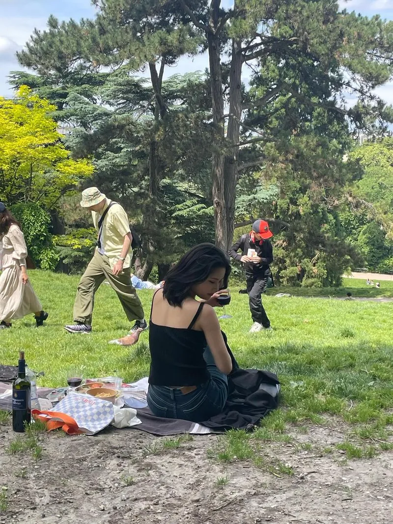 “그늘 아래 한 잔의 여유”…강소은, 푸르른 여름 오후→감성 폭발 / 걸그룹 위키미키 리아 강소은 인스타그램