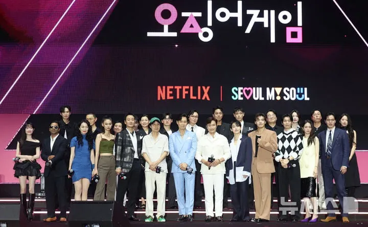 “이정재·이병헌, 핑크빛 퍼레이드 속 환호”…‘오징어게임’ 피날레 서울 도심→팬들 열광