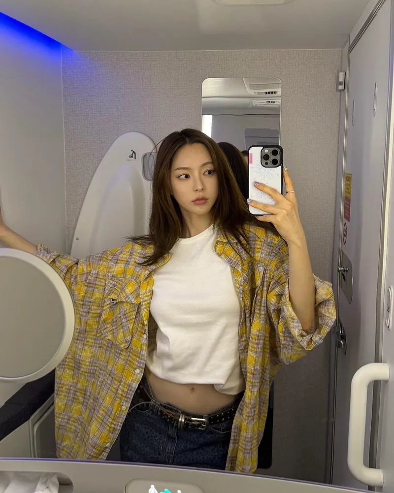 “여행의 설렘은 시작부터”…송세라, 공항 감성→기내 셀카로 시선 압도 / 인플루언서 송세라 인스타그램