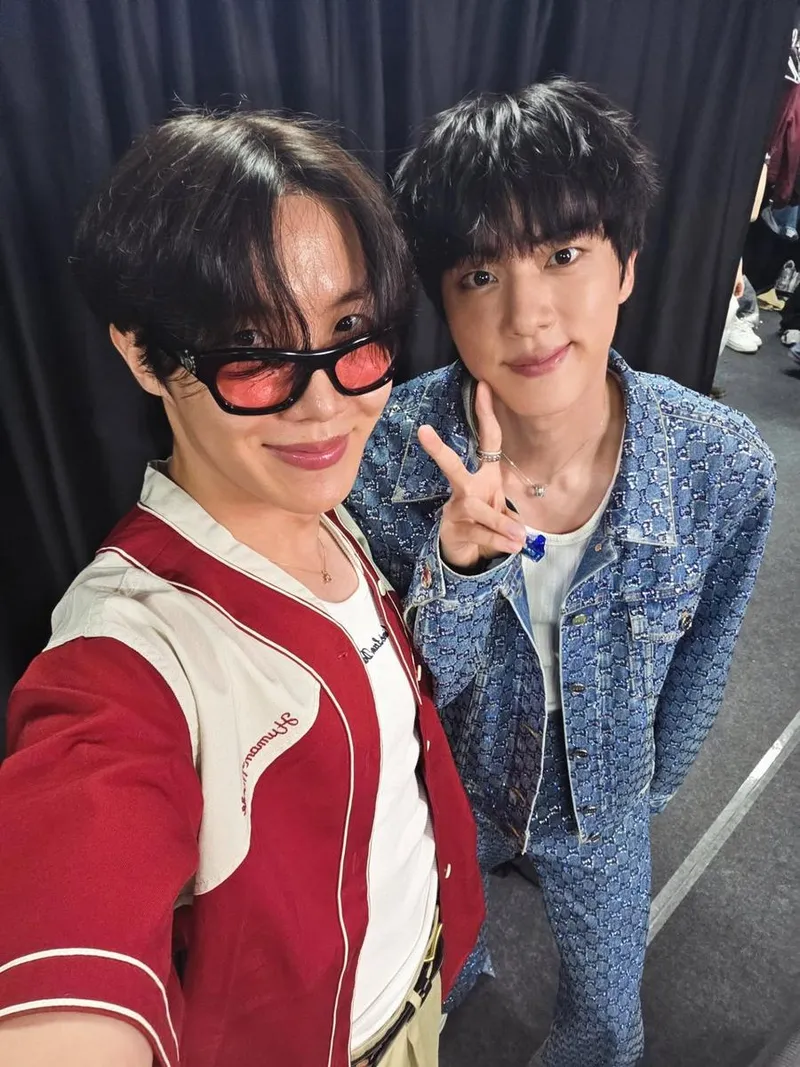 “축하의 미소로 물든 공간”…제이홉, 진과 함께한 벅찬 순간→감동 셀카 / 방탄소년단 제이홉 인스타그램