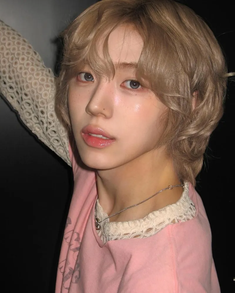 “핑크색 옷이라면 나”…성민, 몽환적 시선→여름밤 분위기 압도 / 그룹 크래비티 성민 인스타그램