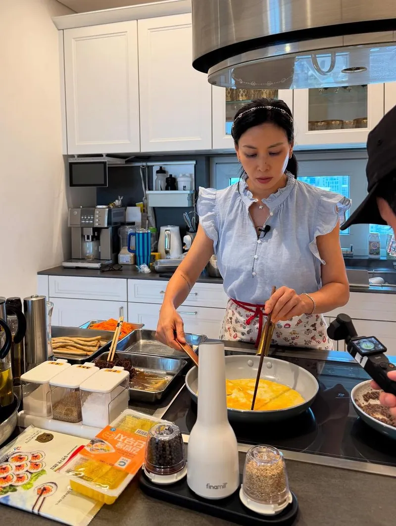 “김밥과 오이소박이 사이”…고소영, 부드러운 온기→여름의 주방 풍경 / 배우 고소영 인스타그램