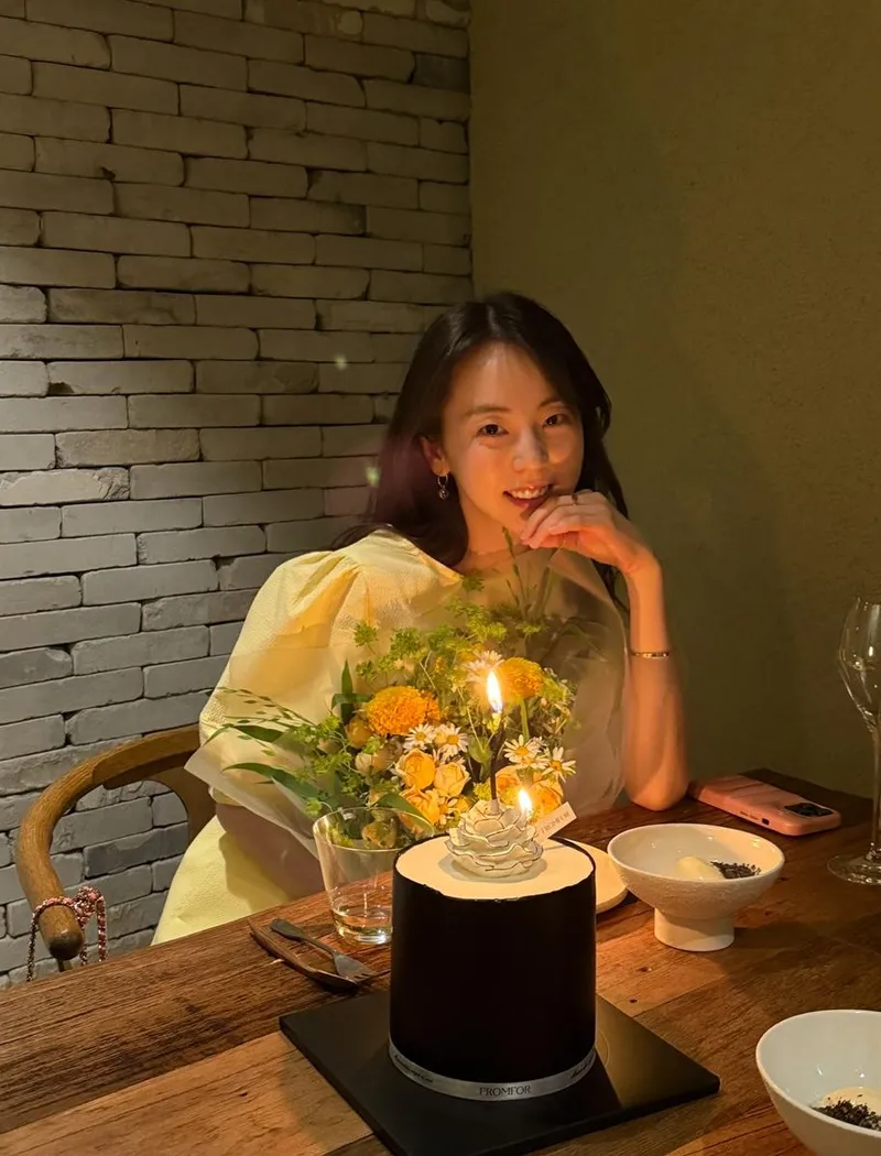 “생일 촛불의 온도”…안소희, 노란 꽃잎 순간→여름밤 감성 폭발 / 배우 안소희 인스타그램