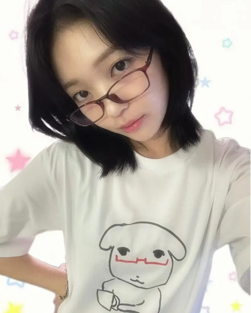 “티셔츠 한 장에 웃음이 번졌다”…홍승희, 일상 속 소소함→귀여운 인증샷 / 배우 홍승희 인스타그램