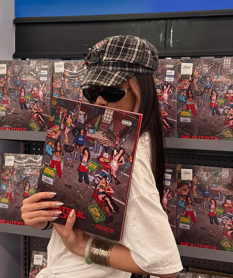 “beautiful chaos out now”…메간, 신보 들고 도심 감성→강렬한 존재감 / 걸그룹 캣츠아이 메간 인스타그램