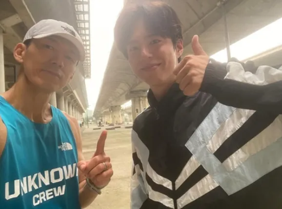 션과 박보검, 새벽길을 달리며 12km 완주