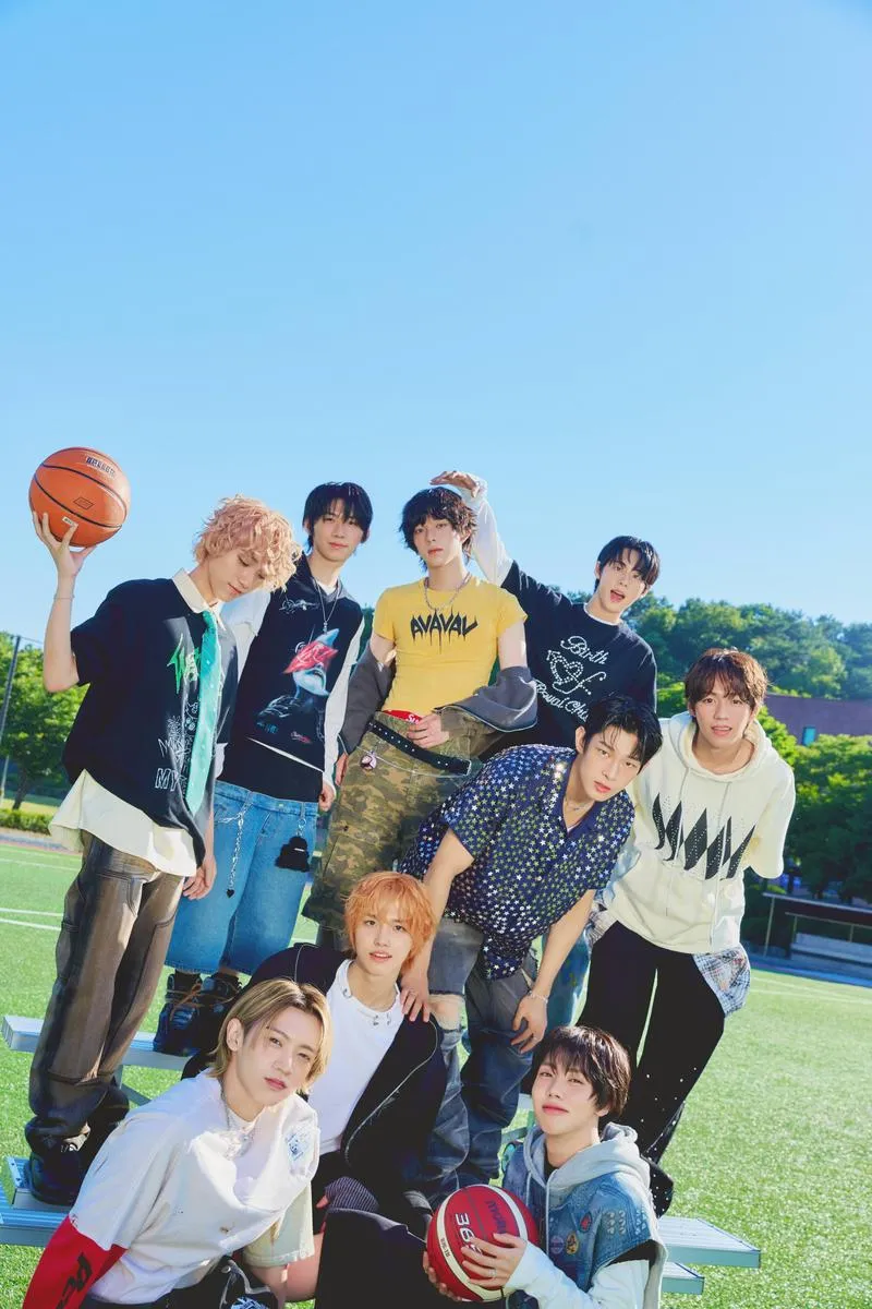 “첫 시작은 미완이니까”…아홉(AHOF), ‘WHO WE ARE’로 모인 소년들→글로벌 팬덤이 응답한 데뷔 / AHOF OFFICIAL