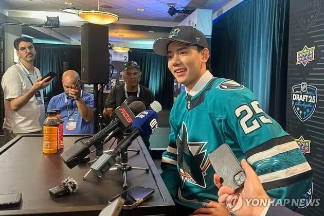 “2라운드 1번 지명”…사이먼 왕, NHL 드래프트서 중국 선수 최고 순위→새너제이 샤크스 선택 / 연합뉴스